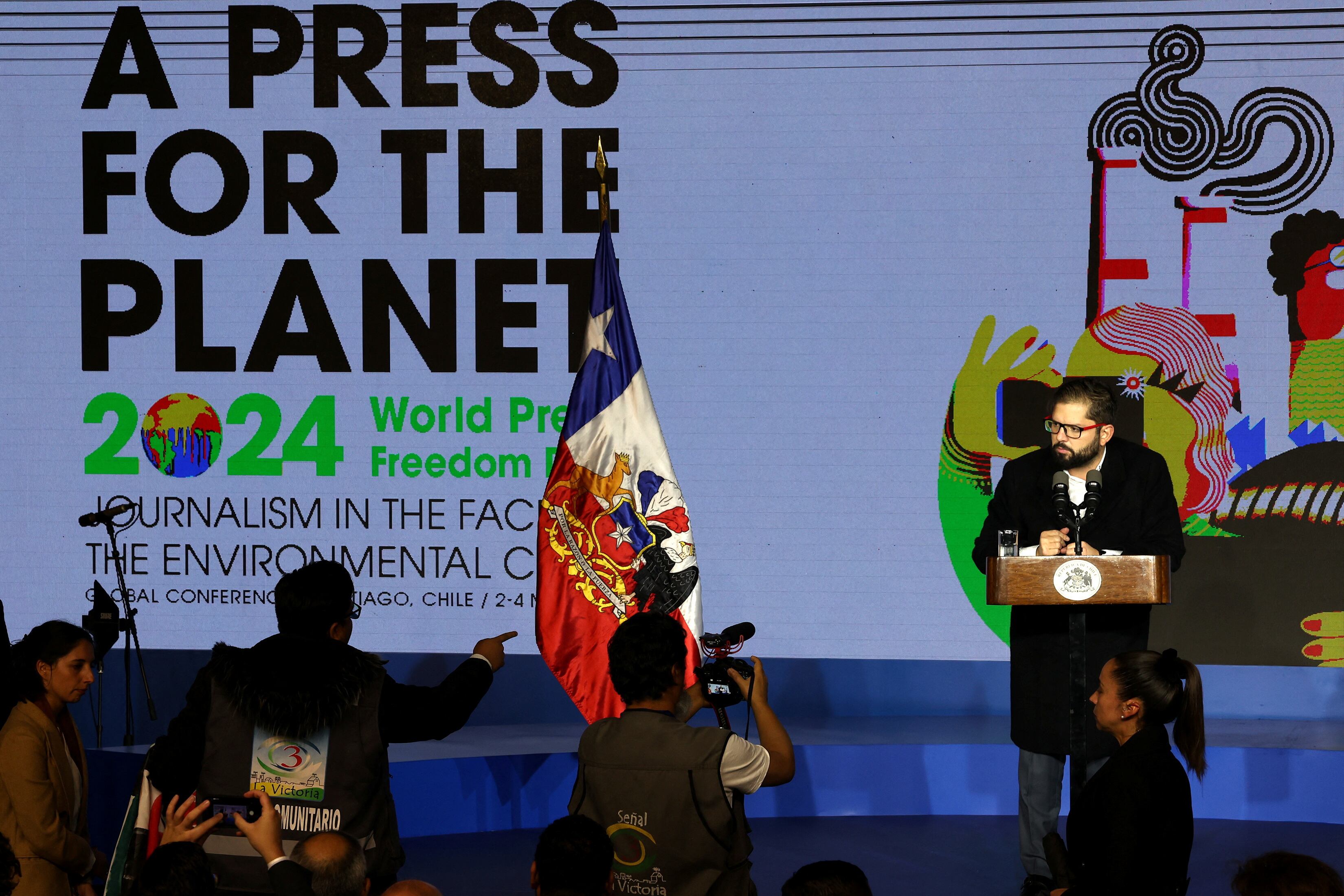 Un manifestante discute con el presidente de Chile, Gabriel Boric, mientras protesta por Francisca Sandoval, una periodista que fue asesinada a tiros durante una manifestación del Primero de Mayo de 2022, durante la ceremonia de apertura de la Conferencia del Día Mundial de la Libertad de Prensa, en Santiago, Chile, el 3 de mayo de 2024.