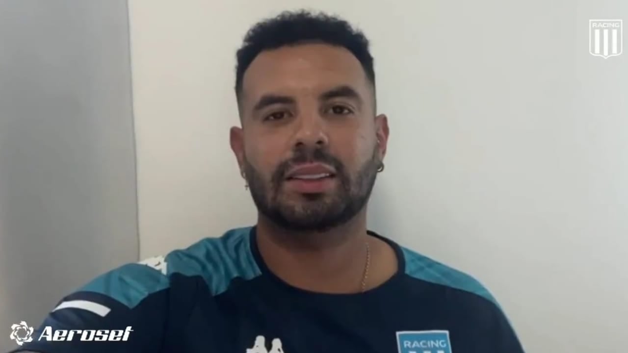 Edwin Cardona saluda a la hinchada de Racing