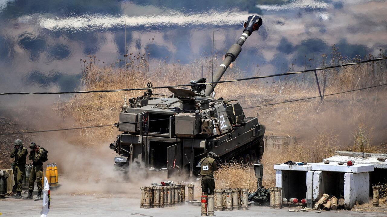 Un arma de artillería israelí dispara un proyectil contra el Líbano en el lado israelí de la frontera entre Israel y Líbano el 6 de agosto de 2021. Foto: REUTERS / Gil Eliyahu