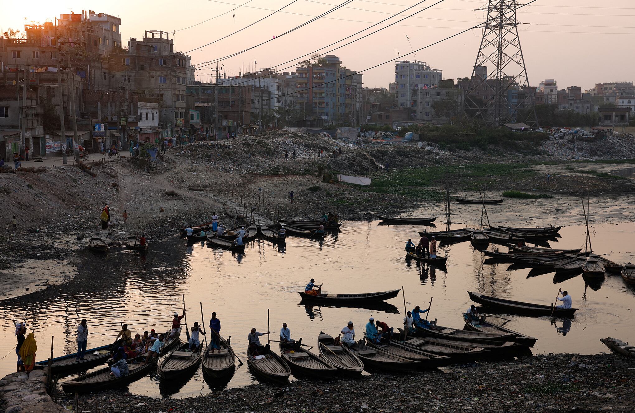 En imágenes : Viviendo a lo largo de un río 'muerto' en Bangladesh