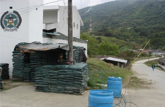 Los policías han tenido que acondicionar trincheras desde donde monitorean con binóculos los cerros que rodean el pueblo. "Estamos como en el fondo de una taza de café", dijo el comandante de la estación.