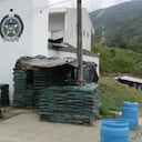 Los policías han tenido que acondicionar trincheras desde donde monitorean con binóculos los cerros que rodean el pueblo. "Estamos como en el fondo de una taza de café", dijo el comandante de la estación.