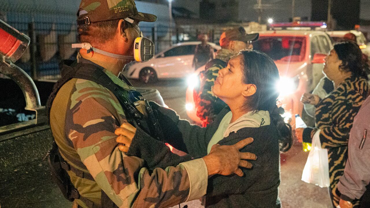 Familiar de minero asesinado habla con policía de Perú mientras llegan los cuerpos de las víctimas.