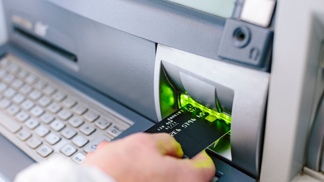 Algunos bancos le recuerdan a los usuarios que nunca deben aceptar ayuda de extraños durante una transacción.