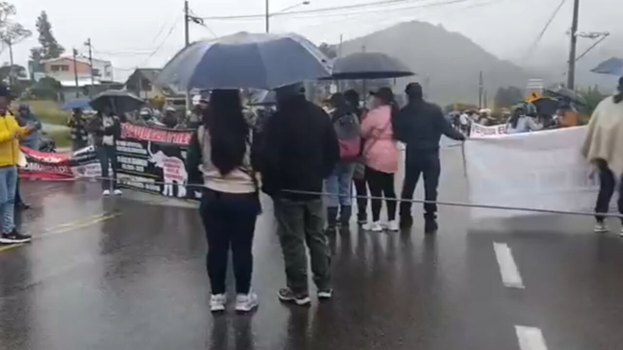 La vía está totalmente bloqueada.