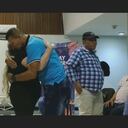 Abrazos de perdón entre Yojaira Pérez y ex combatientes.