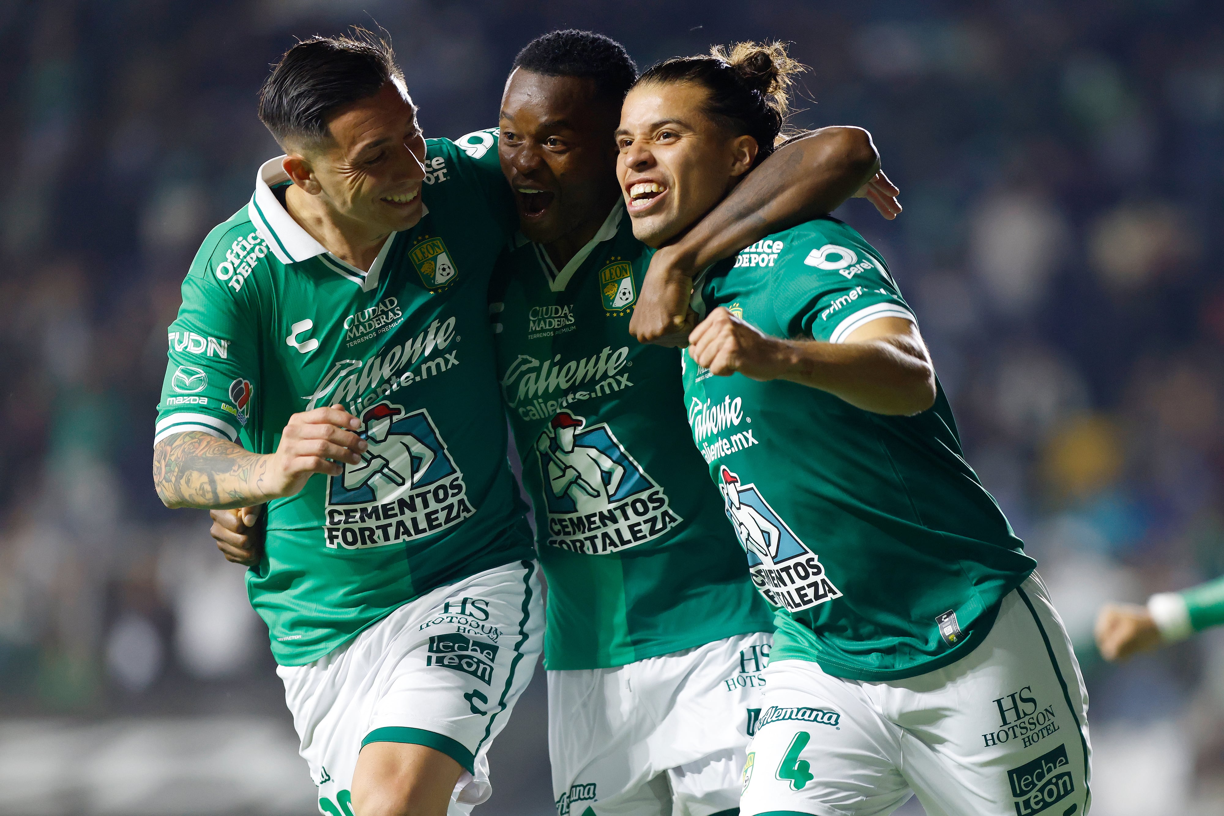 Rodrigo Echeverría (izq.) y Stiven Barreiro (centro), juntos en Club León.