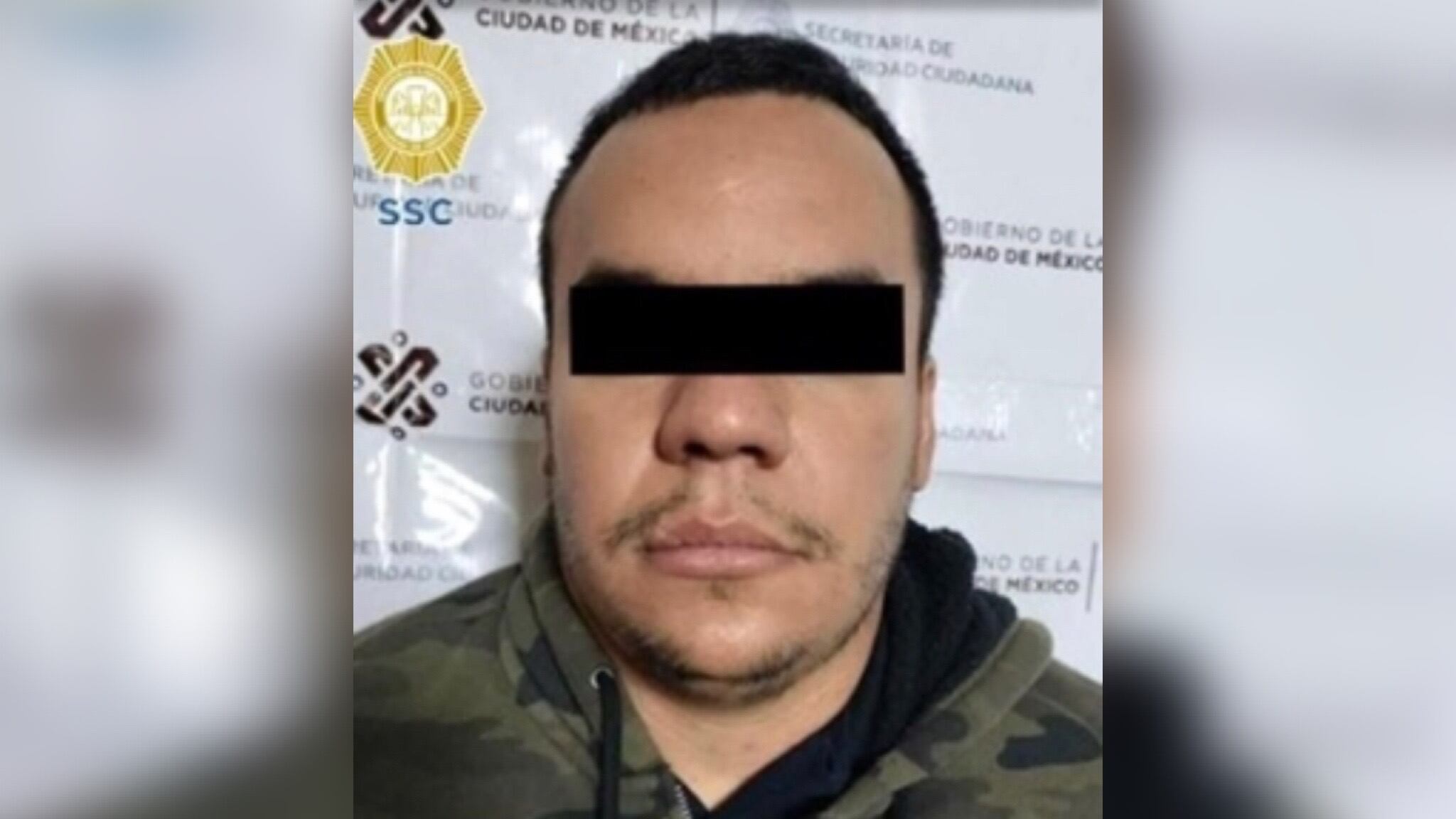 En las inmediaciones del inmueble fue detenido un hombre de 30 años de edad, a quien tras una revisión preventiva realizada en apego a los protocolos de actuación policial le aseguraron posibles narcóticos y un vehículo color azul.