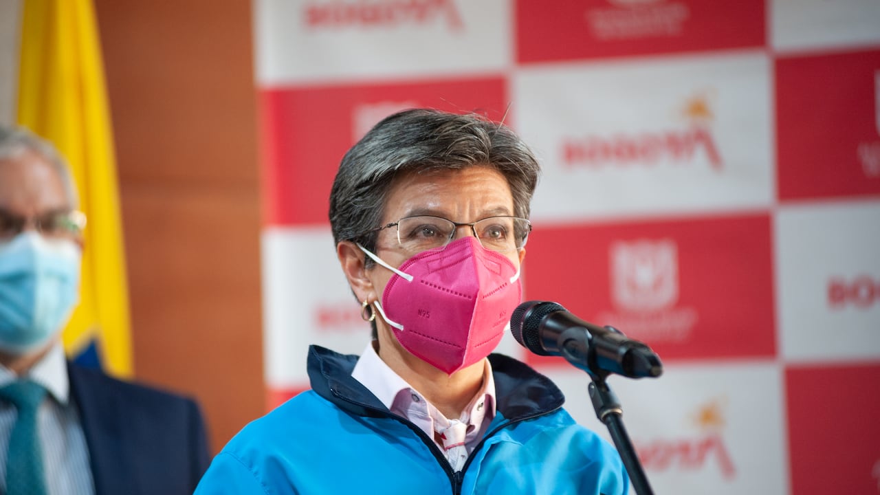 La alcaldesa de Bogotá, Claudia López, anuncia una nueva cuarentena para Bogotá en medio de la tercera ola de la pandemia del nuevo coronavirus, COVID-19, nuevas medidas incluyen que las personas que dependan del número de identificación final puedan salir en días pares o impares e ingresar al comercio. bancos y servicios, y una cuarentena de 4 días a partir del jueves 8 de abril y terminando el lunes 12 de abril que restringe toda la ciudad, medidas se aplicarán durante los dos fines de semana siguientes y las restricciones al comercio y bancos por dos semanas. En Bogotá, Colombia, el 5 de abril de 2021 (Foto de Sebastian Barros / NurPhoto a través de Getty Images).