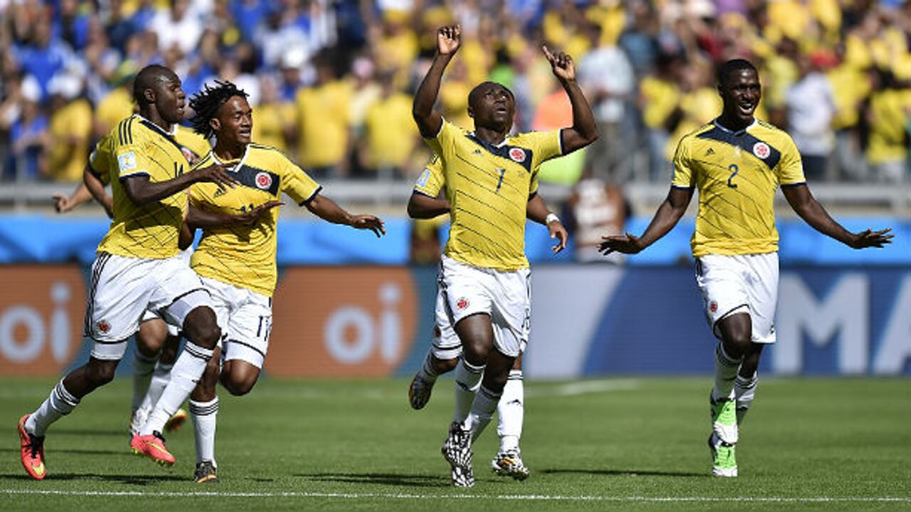 Pablo Armero y sus compañeros se aprestan a celebrar el 1 a 0 contra Grecia.