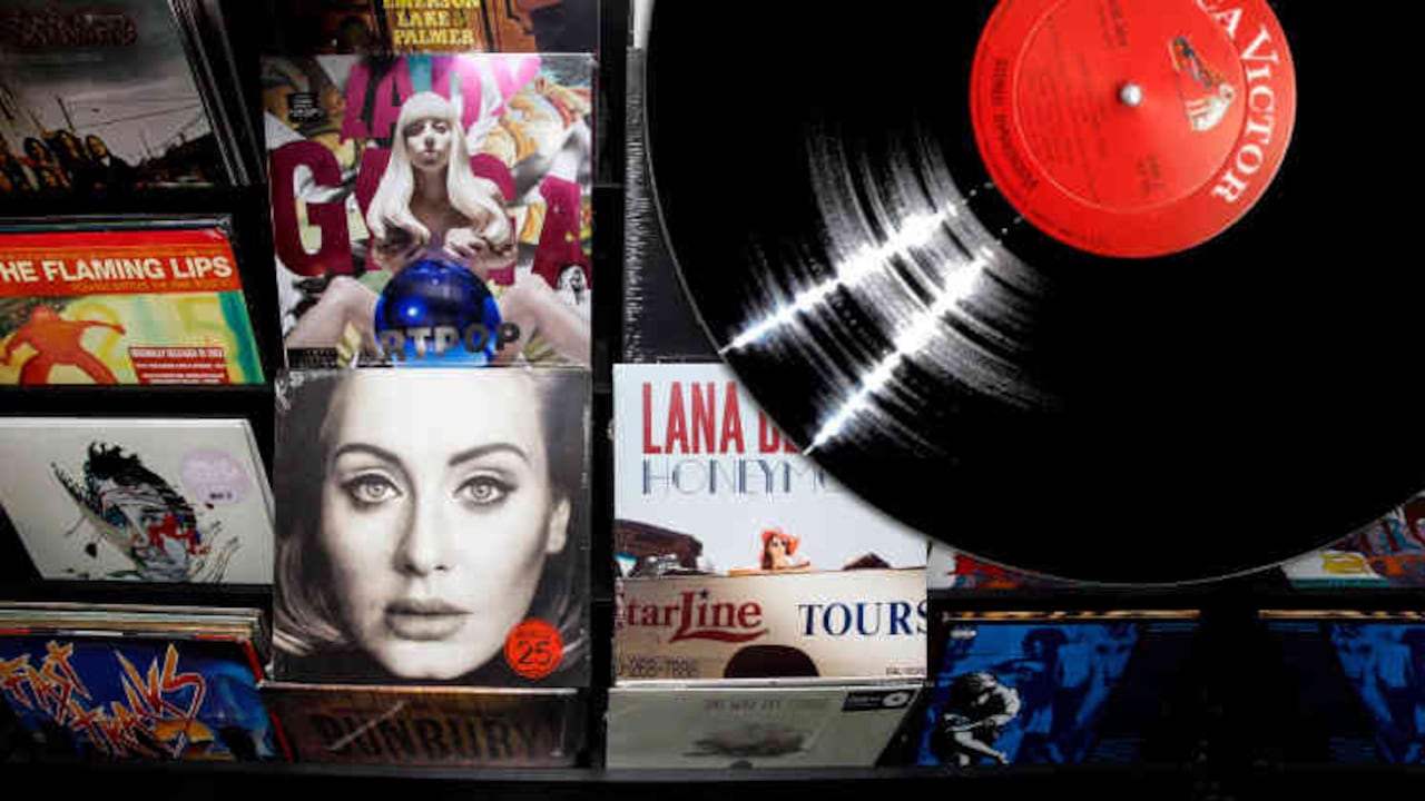 Ahora es frecuente que los artistas comerciales lancen su música en CD y en vinilo. Sin embargo, el audio en ambos formatos es digital. Por eso los coleccionistas consideran ridículo que los jóvenes inviertan en vinilos que suenan igual que un CD y que cuestan el triple.