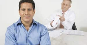 7. Brazos cruzados: lo evidente es que se muestra como alguien que está a la defensiva y que pone resistencia. Incluso, dependiendo de la posición en la que lo haga, también está mandando el mensaje de ser una persona incrédula y arrogante, lo que evidentemente pone una barrera para que su entrevistador tenga el ánimo de querer conocerlo más.