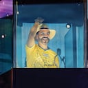 Abelardo De La Espriella se dirige a sus seguidores desde el interior de una cabina blindada, durante su mitin de campaña en Buga, Colombia.
