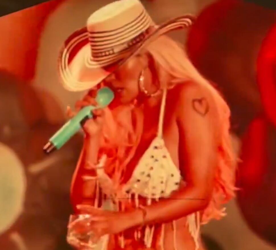 “Dicen que brindar con la 'Bichota' es bueno”, señaló la artista.