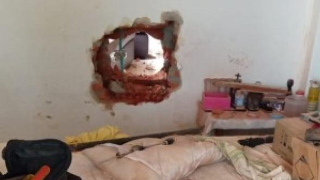 Así quedó la pared por la que los delincuentes pretendían entrar a la casa