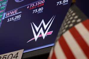 El logotipo de World Wrestling Entertainment, WWE, aparece encima de un puesto comercial en la Bolsa de Valores de Nueva York, el 1 de septiembre de 2019. 13, 2019.