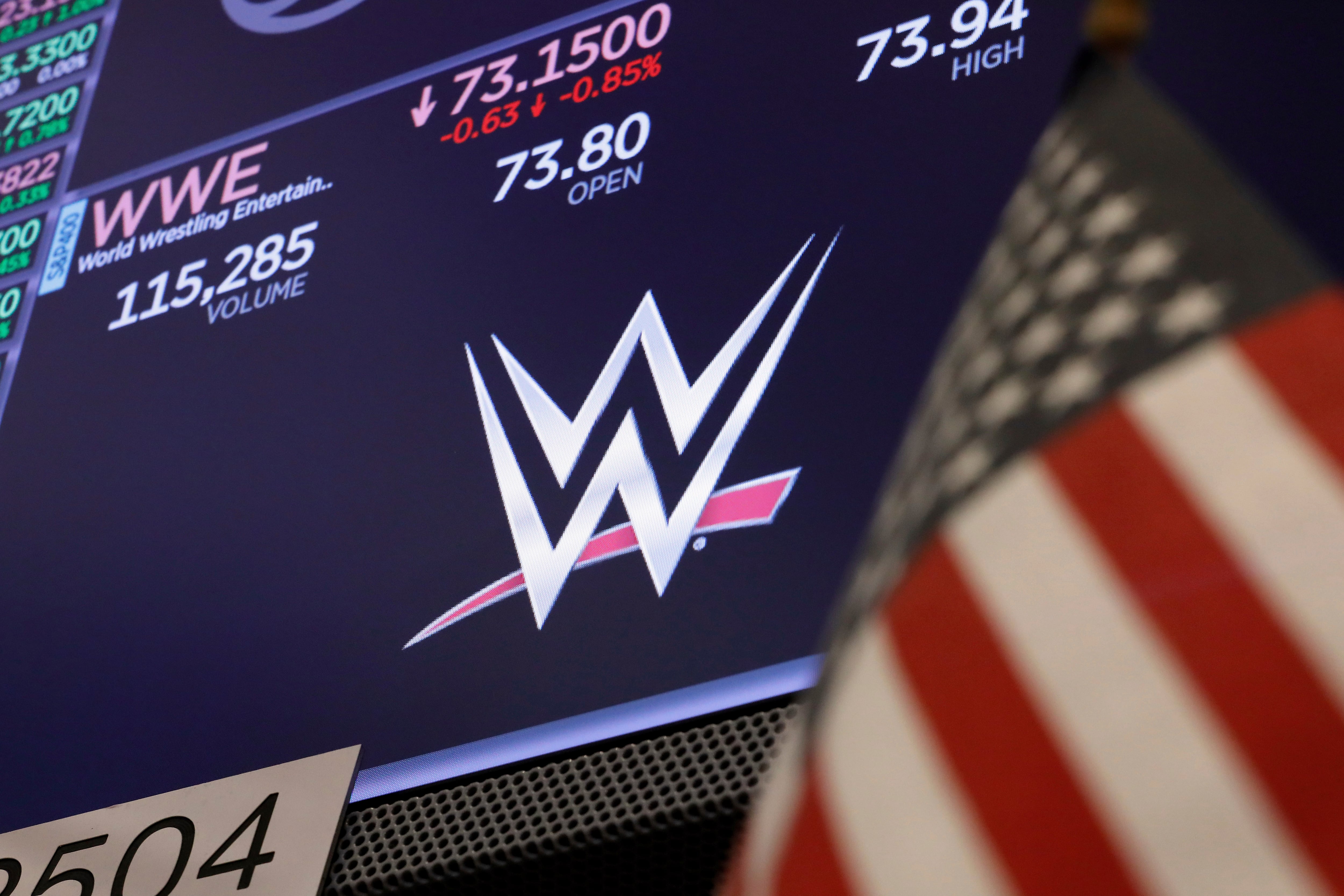 El logotipo de World Wrestling Entertainment, WWE, aparece encima de un puesto comercial en la Bolsa de Valores de Nueva York, el 1 de septiembre de 2019. 13, 2019.