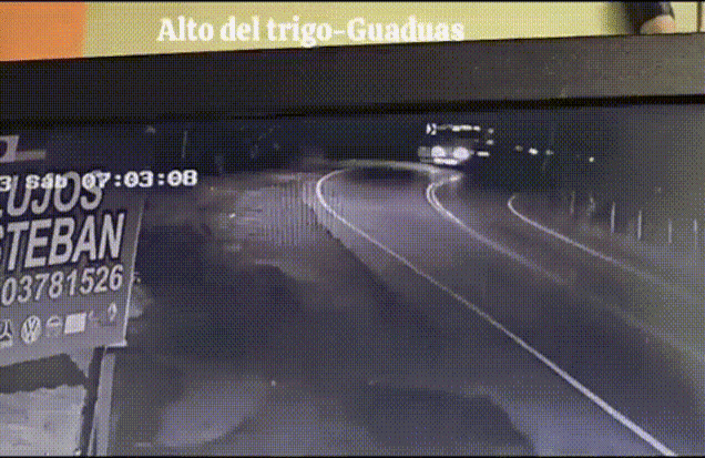 Una tractomula se fue al abismo en Guaduas, Cundinamarca