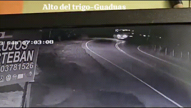 Una tractomula se fue al abismo en Guaduas, Cundinamarca