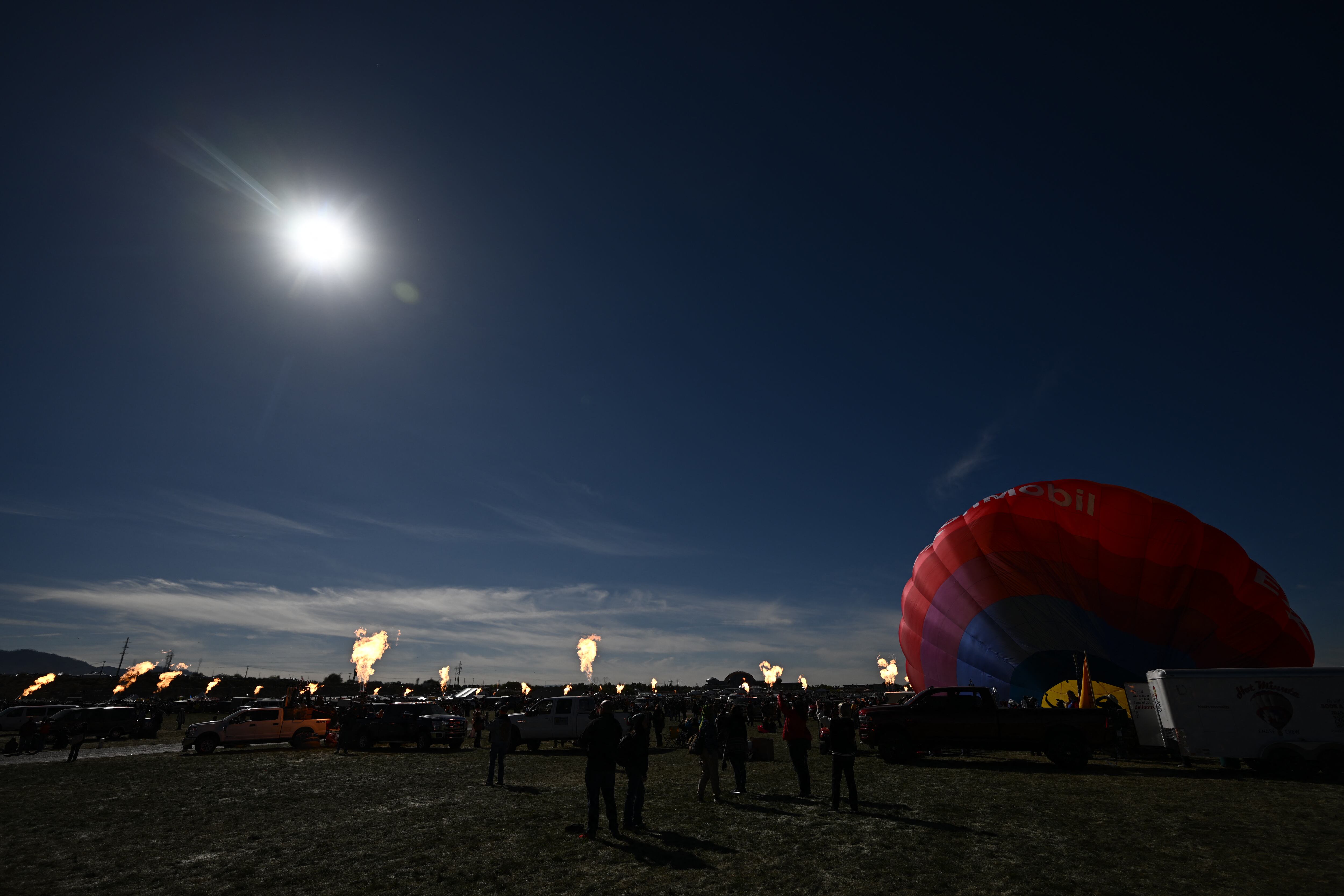 La gente observa el eclipse solar anular el 14 de octubre de 2023 en el Parque Nacional Capitol Reef, Utah. Comenzando en la costa de Oregón y concluyendo en la costa este de América del Sur
