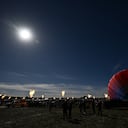 La gente observa el eclipse solar anular el 14 de octubre de 2023 en el Parque Nacional Capitol Reef, Utah. Comenzando en la costa de Oregón y concluyendo en la costa este de América del Sur