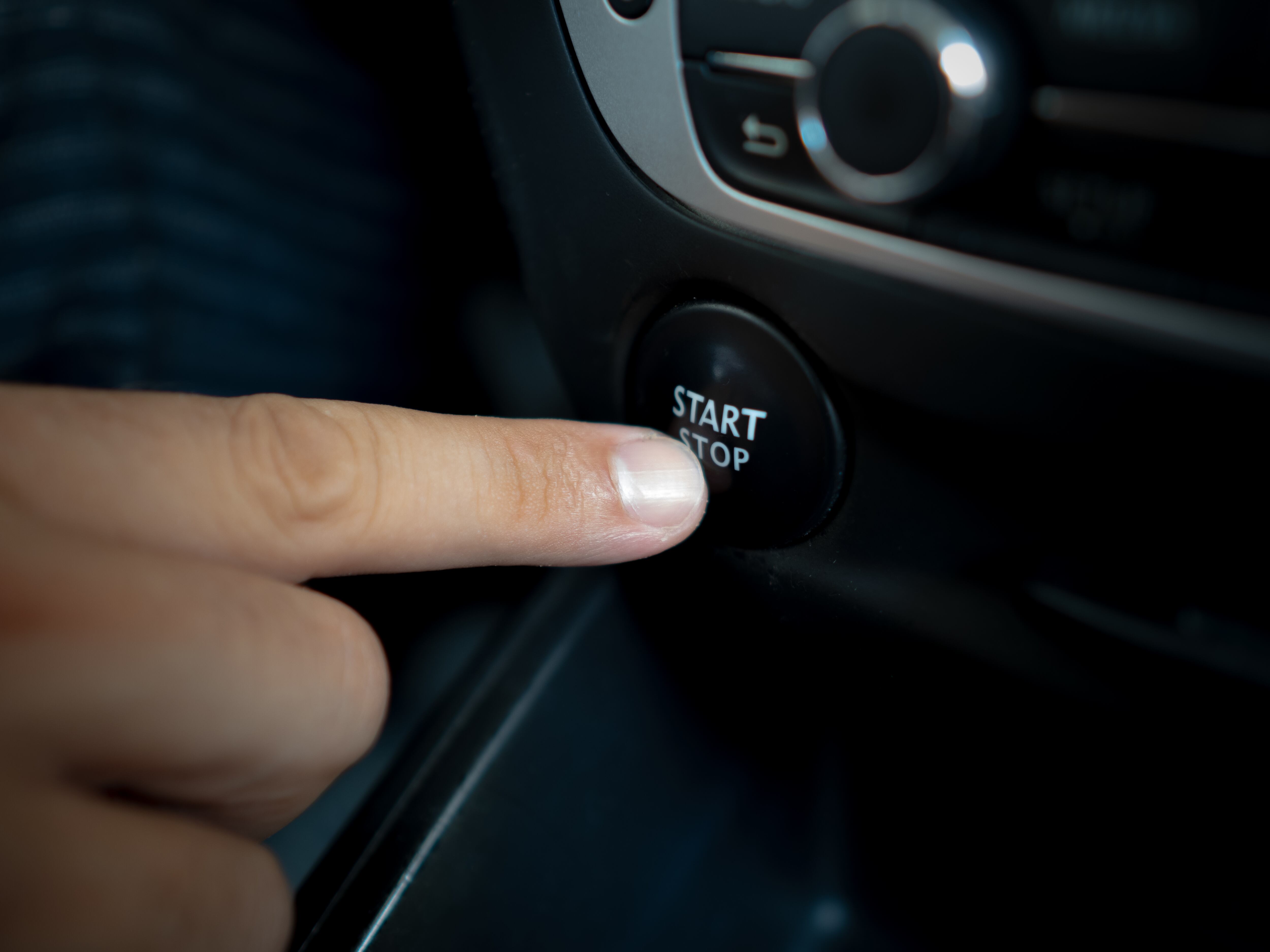 Los carros modernos tienen sistemas Start Stop que permiten apagar el motor cuando el auto se detiene.