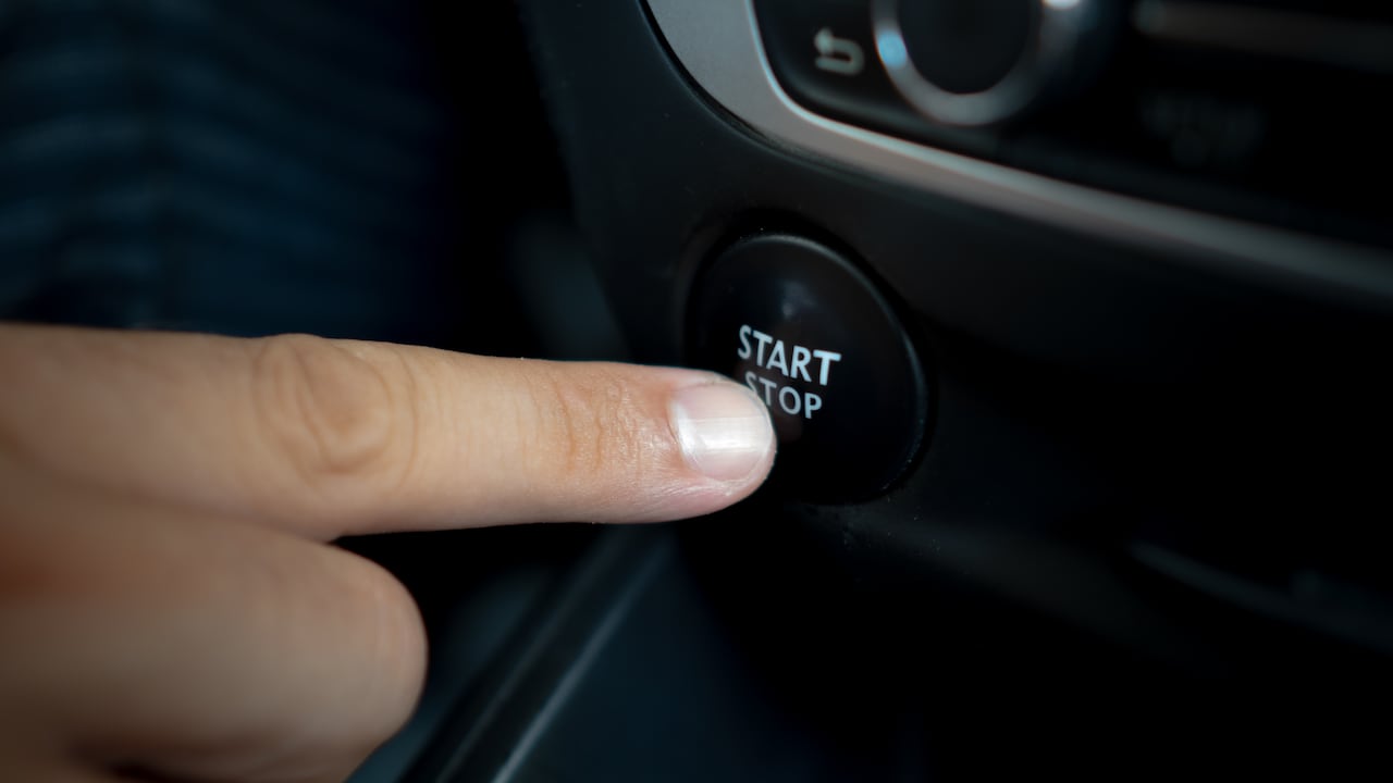 Los carros modernos tienen sistemas Start Stop que permiten apagar el motor cuando el auto se detiene.