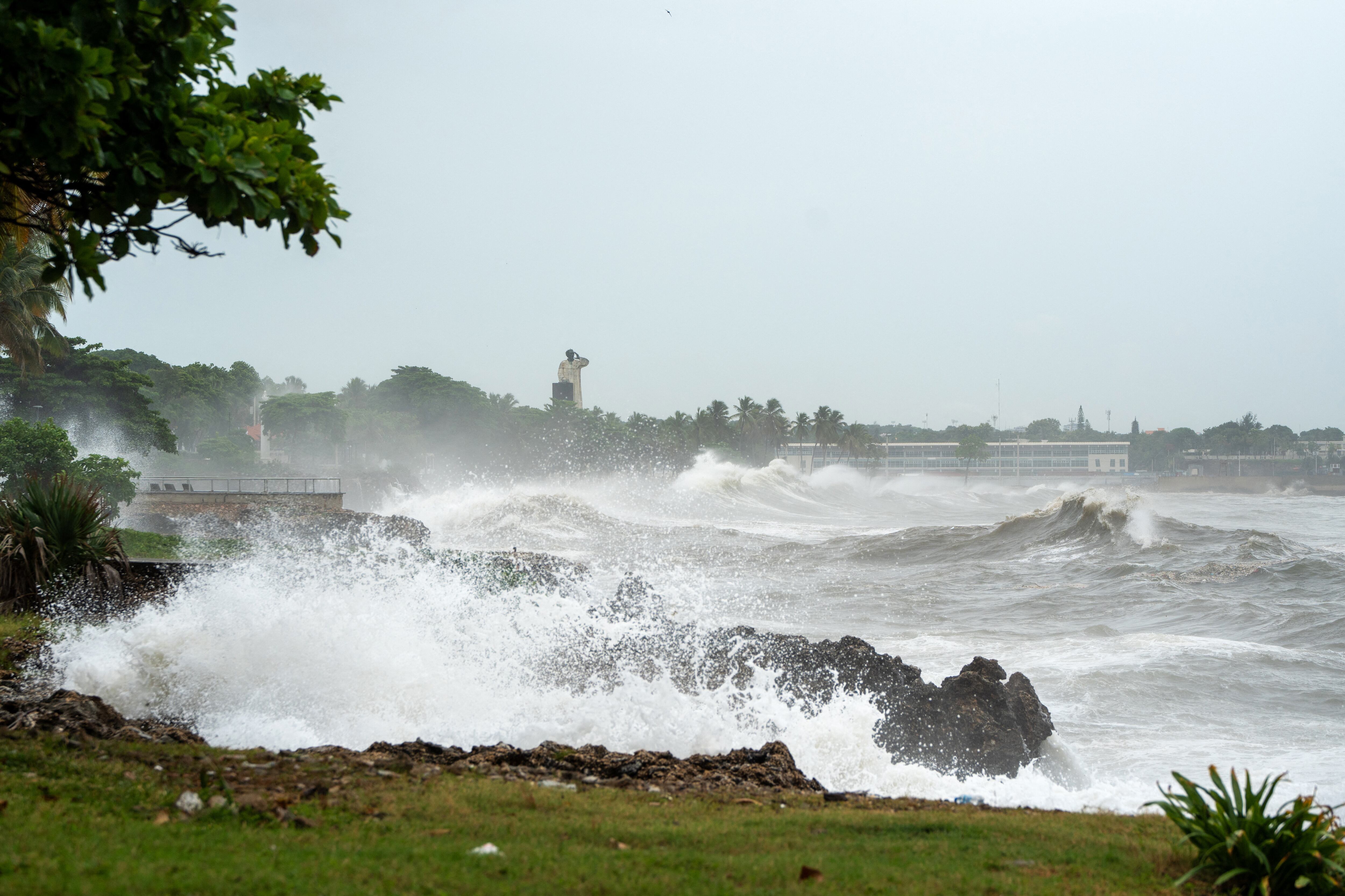 Mareas altas tras el huracán Beryl en Santo Domingo el 2 de julio de 2024, que se precipitaba hacia Jamaica como una monstruosa tormenta de categoría 5, después de matar al menos a cinco personas.