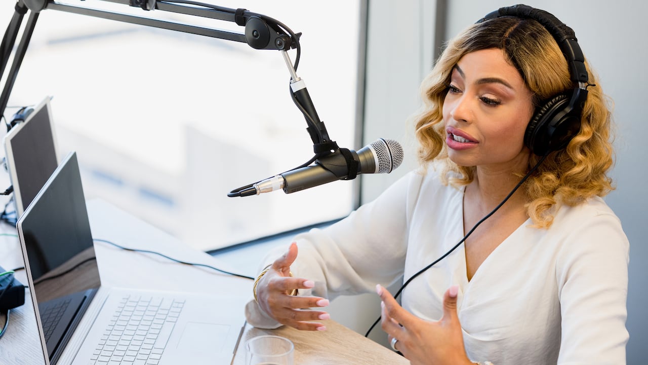 Ciudades principales como Bogotá y Medellín ofrecen salarios más competitivos en comparación con áreas rurales, debido al costo de vida y la concentración de oportunidades laborales en comunicación.