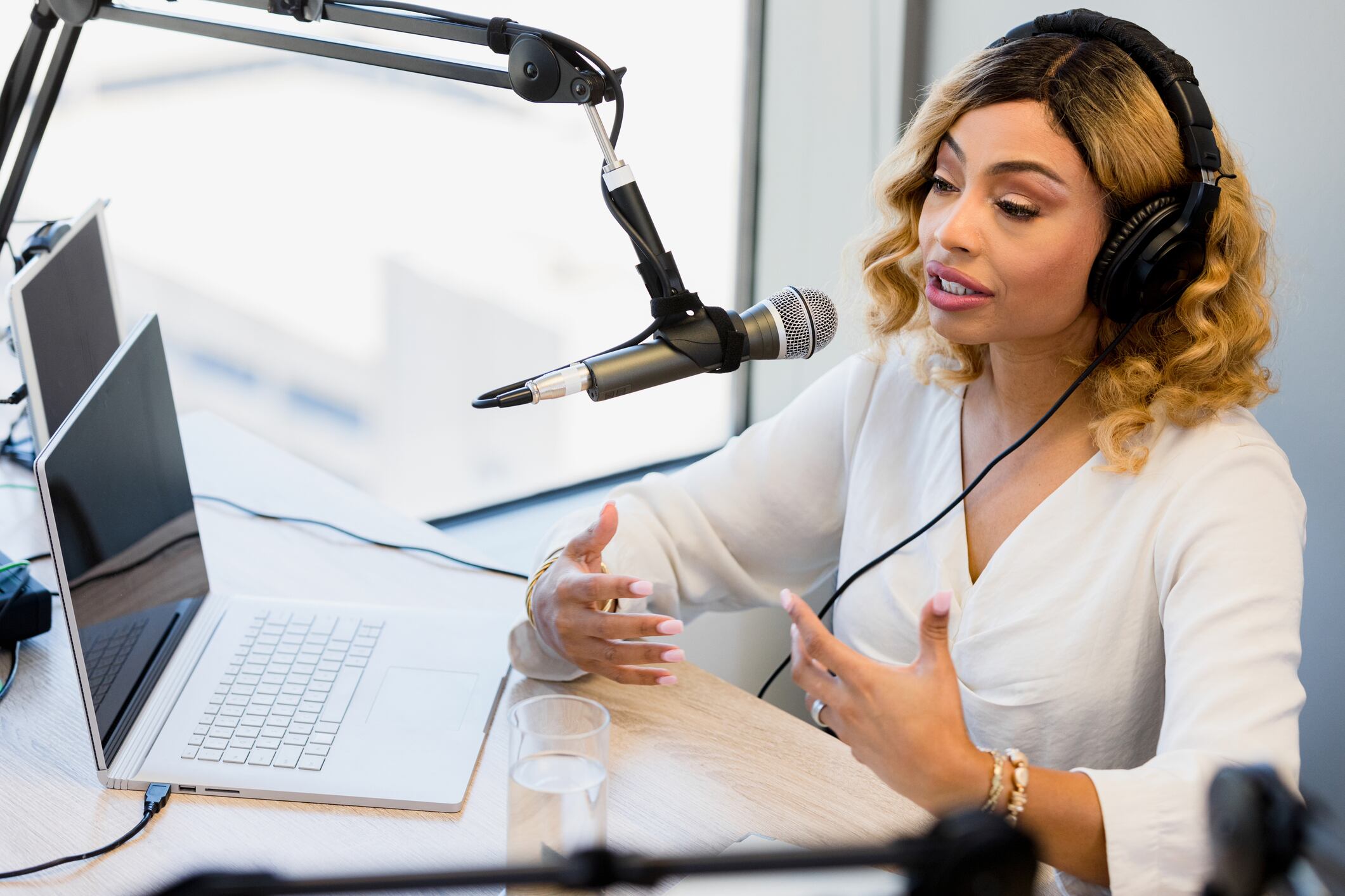 Ciudades principales como Bogotá y Medellín ofrecen salarios más competitivos en comparación con áreas rurales, debido al costo de vida y la concentración de oportunidades laborales en comunicación.