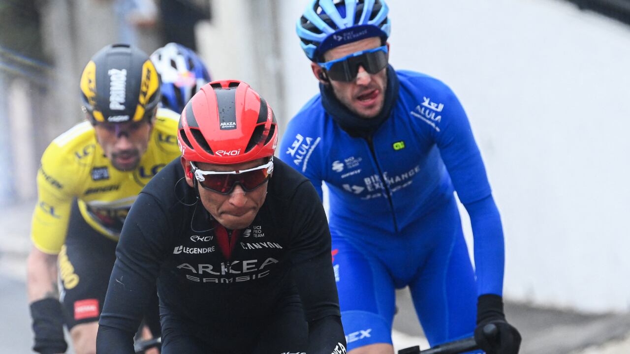 Nairo Quintana en cabeza de la etapa 8 junto a Primoz Roglic y Simon Yates