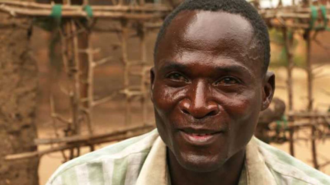 Eric Aniva cuenta haber mantenido relaciones sexuales con niñas en edad escolar, tras haber sido contratado para ello por los familiares de éstas.