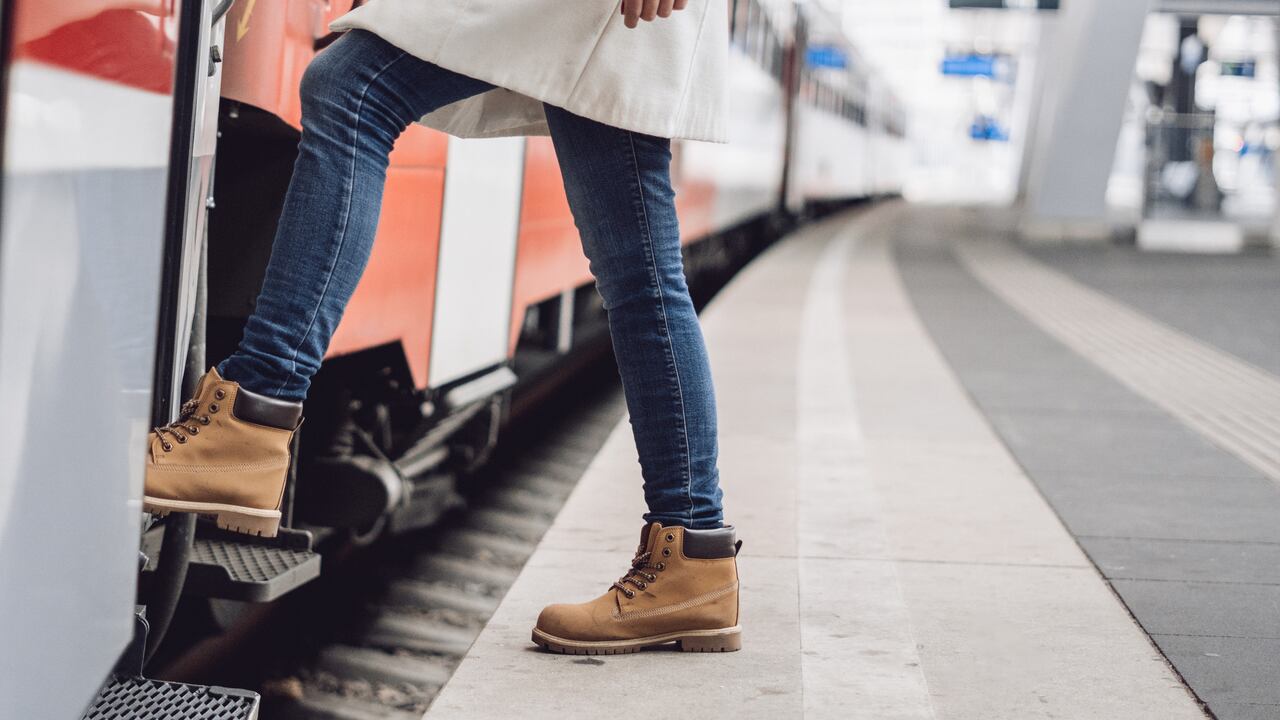El joven supuestamente orinó en una de las vías del tren.