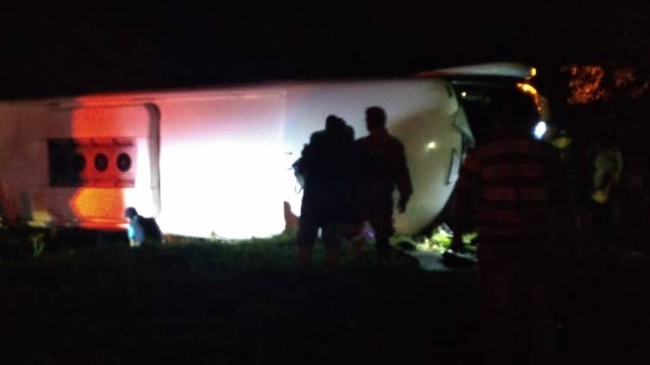 El accidente ocurrió cuando el conductor perdió el control del bus, al parecer por alta velocidad.