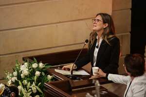 La hija del artista no pudo contener sus lágrimas en medio del homenaje