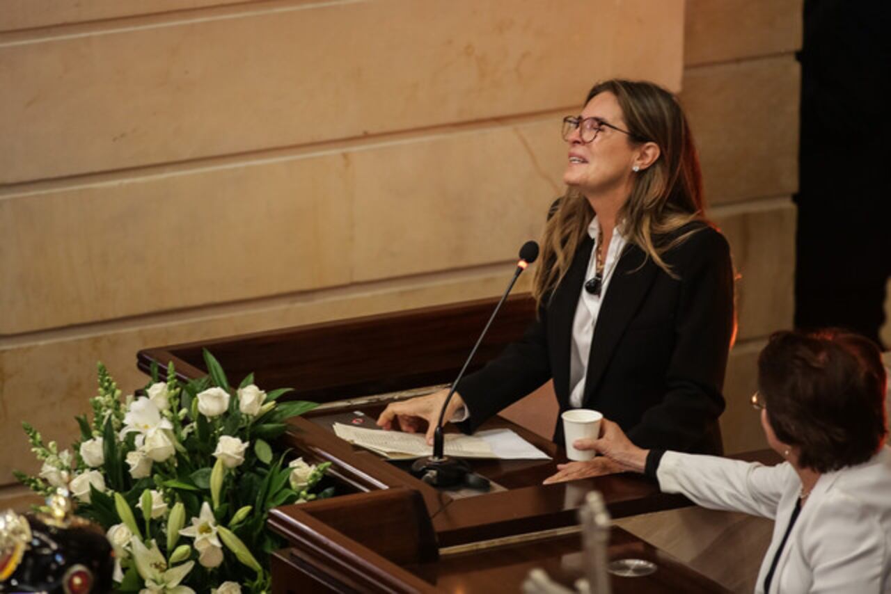 La hija del artista no pudo contener sus lágrimas en medio del homenaje