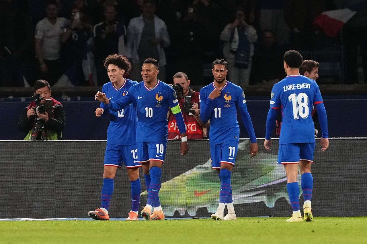 El delantero francés Kylian Mbappé (2º por la izquierda), número 10 del equipo, celebra tras marcar el tercer gol de su selección y el gol número 400 de su carrera durante el partido de clasificación para la Copa Mundial de la FIFA 2026, correspondiente al grupo D de la zona europea, entre Francia y Ucrania, disputado en el estadio Parc des Princes de París, el 13 de noviembre de 2025. (Foto de Dimitar DILKOFF / AFP)