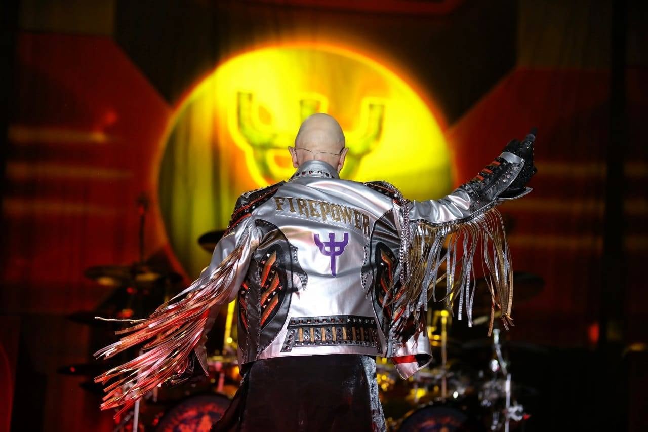 Rob Halford, de 67 años, dejó todo en la cancha. Sus compañeros de banda le siguieron el paso y más.  