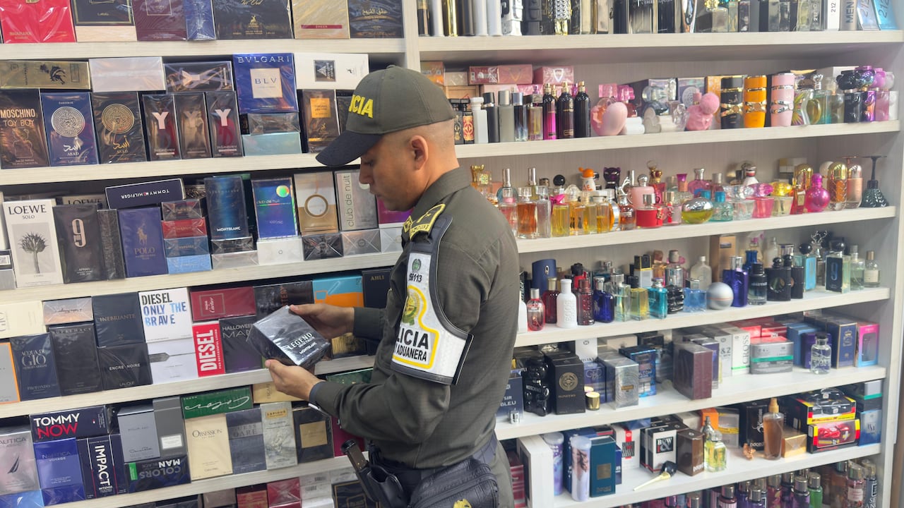 Autoridades en Cali han liderado operativos para combatir la comercialización ilegal de perfumes.