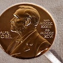 En esta imagen de archivo, tomada el 8 de diciembre de 2020, se muestra una medalla del Nobel durante un acto en Nueva York. (Angela Weiss/Pool Foto vía AP, archivo)