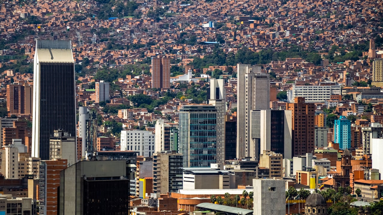 Vista aérea del centro de la ciudad de Medellín mostrando una gran cantidad de edificios, incluido el más emblemático, el Edificio Coltejer