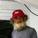 El australiano Timothy Lyndsay Shaddock mira desde el barco atunero "Maria Delia" que lo rescató a él y a su perra Bella, cuando llega al puerto de Manzanillo, México, el martes 18 de julio de 2023.