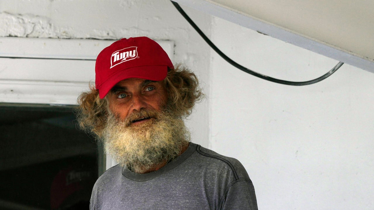 El australiano Timothy Lyndsay Shaddock mira desde el barco atunero "Maria Delia" que lo rescató a él y a su perra Bella, cuando llega al puerto de Manzanillo, México, el martes 18 de julio de 2023.