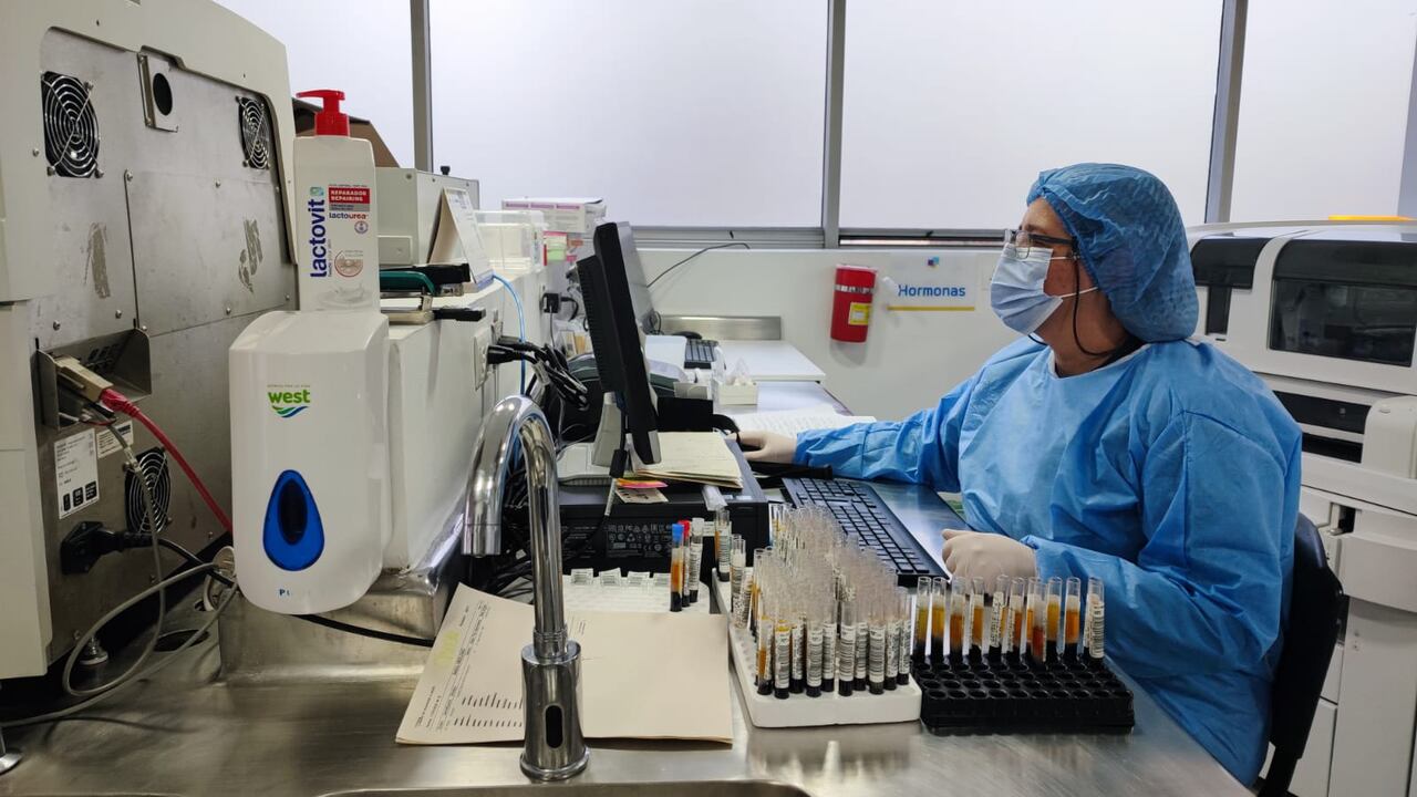 Las principales candidatas para estas vacunas adaptadas para ómicron y otras variantes son las de los laboratorios de Moderna y Pfizer/BioNTech que serían aplicadas en Europa.