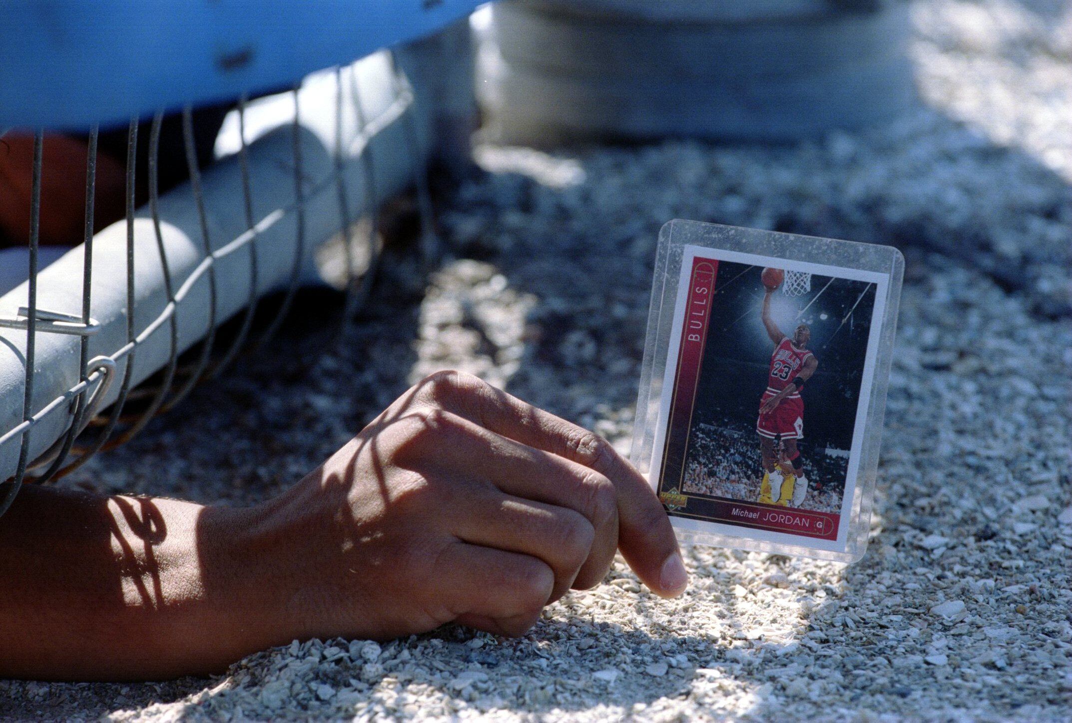 El presunto estafador consiguió venderle a víctimas a través de internet valiosas tarjetas del legendario deportista de la NBA