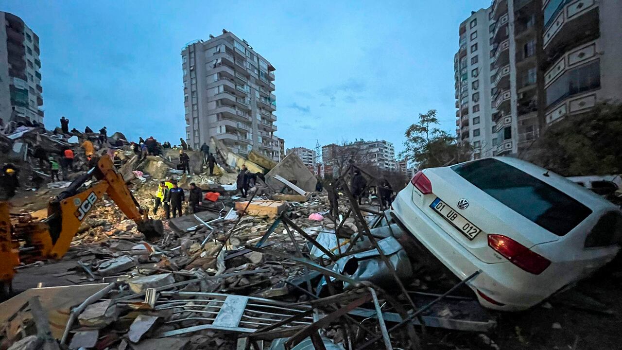 Los equipos de emergencia buscan personas en un edificio destruido en Adana, Turquía, el lunes 6 de febrero de 2023. Un poderoso terremoto derribó varios edificios en el sureste de Turquía y Siria y se temen muchas víctimas.