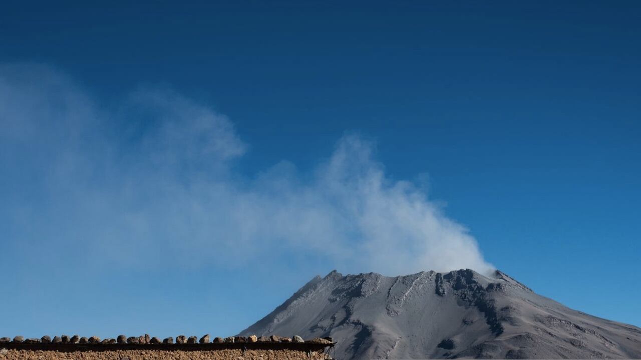 El volcán Ubinas sigue expulsando cenizas