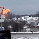 En esta fotografía tomada de un video UGC validado se muestran llamas que se elevan desde la escena de un avión de combate que se estrelló en una zona residencial cerca de Yablonovo, región de Belgorod, el miércoles 23 de junio de 2024.