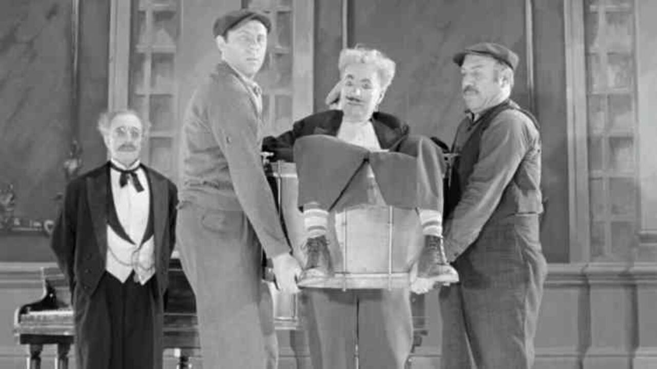 Fotograma del encuentro de Keaton y Chaplin en 'Candilejas'