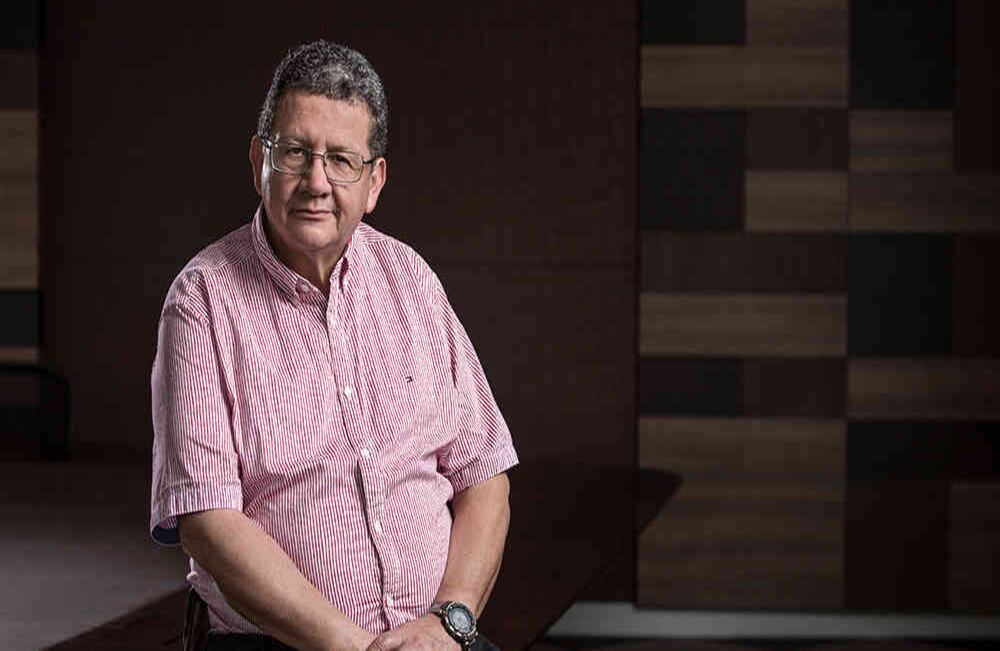 Pablo Catatumbo (Senado) La llegada a La Habana de Pablo Catatumbo o Jorge Torres Victoria, de 63 años, matizó el estilo ideológico que se venía imponendo. Nacido en un hogar de clase obrera en Cali, en sus años mozos fue boxeador y gran apasionado de la literatura mientras militaba en la Juco A principios de los años setenta viajó a Moscú y allí conoció a quien sería su amigo del alma el resto de la vida: Alfonso Cano. A su regreso ingresó a la guerrilla, donde tuvo empatía inmediata con varios de quienes después saldrían de las filas de las Farc para crear el M-19: Jaime Bateman, Carlos Pizarro, Álvaro Fayad e Iván Marino Ospina. A su lado aprendió a ser un guerrillero urbano, mucho antes de internarse definitivamente en las montañas de la cordillera Occidental, en las que vivió durante los años previos a La Habana. Pero no solo sus credenciales militares le dan un peso particular en la mesa de negociaciones en Cuba. 'Catatumbo' era muy cercano a Cano y, según numerosas personas cercanas a lo que se gestó en Cuba, fue uno de los principales artífices del proceso de negociaciones. Foto: Juan Carlos Sierra / SEMANA